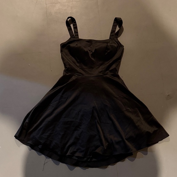 Dresses & Skirts - Silk open back Dress with padding